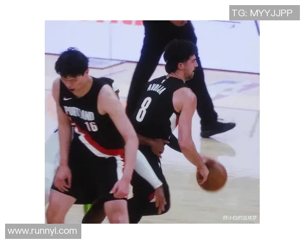 篮网成功挑战裁判判罚 扎威掩护犯规倒地遭对手推搡 篮网成功挑战裁判判罚 扎威掩护犯规倒地遭对手推搡