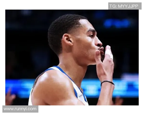 普尔半场高效砍下十四分表现中规中矩展现稳定进攻火力 普尔半场高效砍下十四分表现中规中矩展现稳定进攻火力